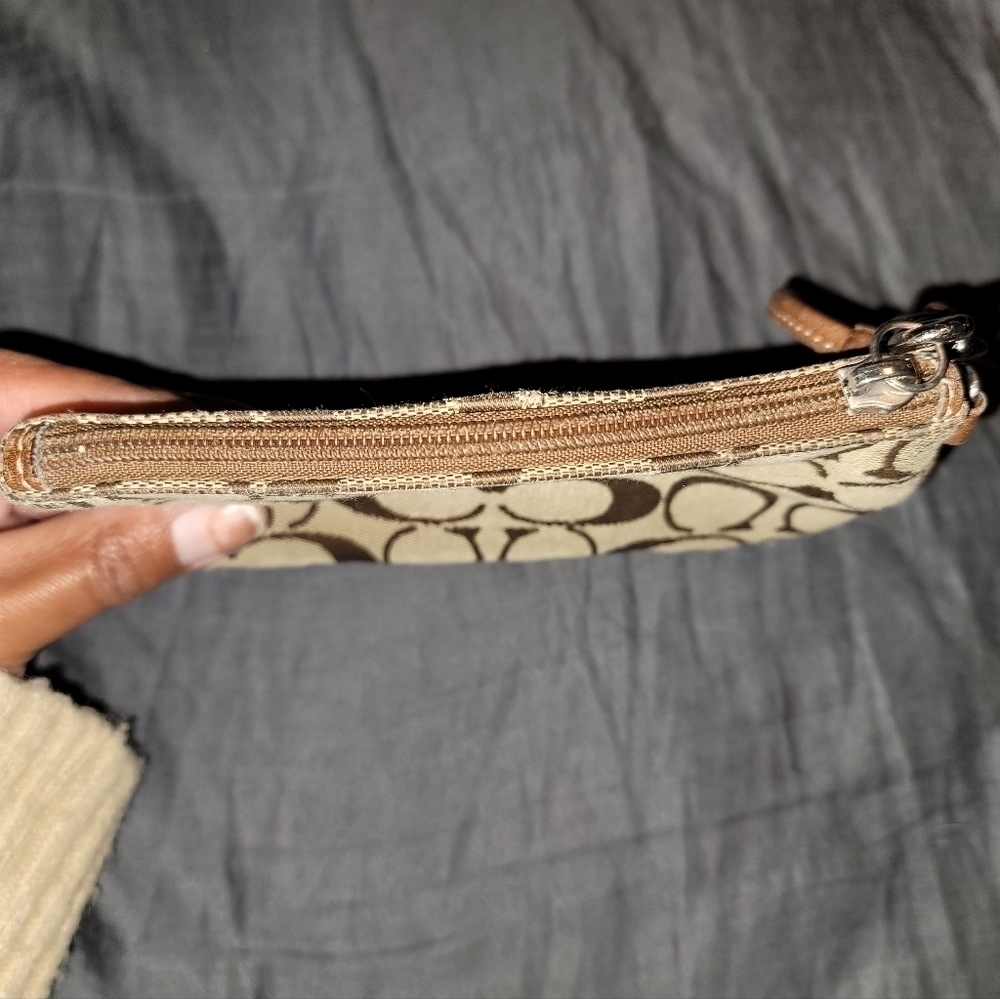 𝅺COACH Corner Zip Wristlet - Picture 3 of 9